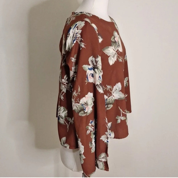 ASTR the lable floral slit sleeve top SZ  M - Picture 3 of 7